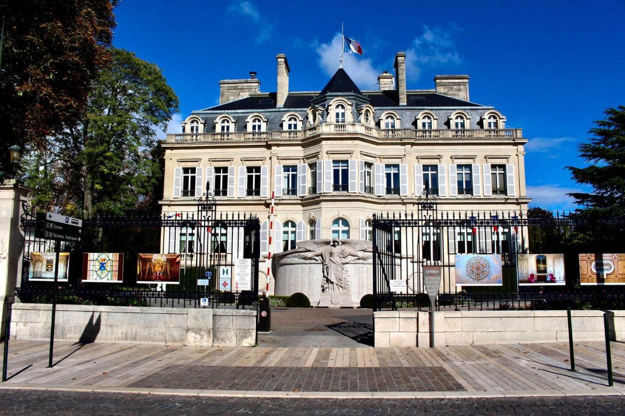 La Demeure Du Marechal-Ferrant Apartment Pierry Luaran gambar